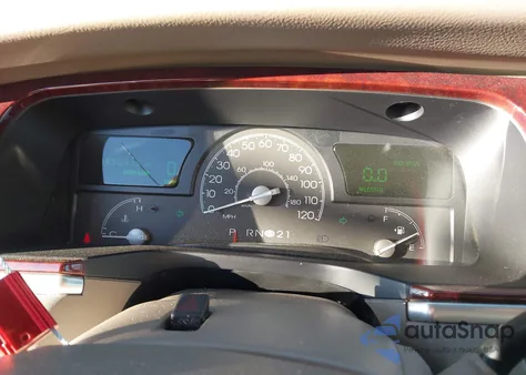 2005 Lincoln Town Car Signature Limited from USA, damaged, VIN 1LNHM82W65Y637633